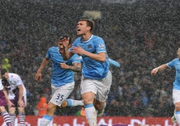 السيتي يجتاز استون فيلا بسهولة ويضع قدما على منصة التتويج بالدوري الإنجليزي