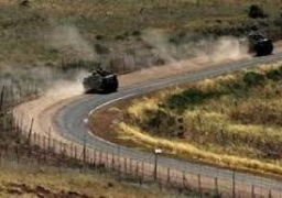 دورية إسرائيلية توجه أسلحتها للجيش اللبناني