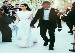 كيم كارداشيان تخطف الأنظار بفستان زفافها