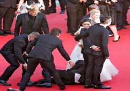 مراسل أوكرانى يتحرش بالممثلة “أمريكا فيريرا” عل السجادة الحمراء