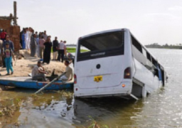مصرع وإصابة 11 شخصا اثر إنقلاب سيارة ميكروباص بشبين القناطر