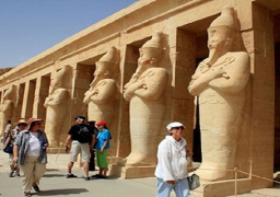 الإحصاء : 9ر21 % تراجعا فى عدد السائحين القادمين إلى مصر خلال أبريل الماضي