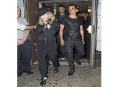 الخمسينية “مادونا” تواعد شاب بالعشرينات