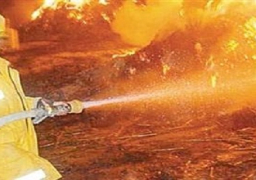 الدفع بسيارات إطفاء الجيش الثالث لإخماد حريق مركب بميناء الأتكة