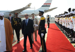 السيسي يعود إلى القاهرة قادما من الخرطوم بعد جولة أفريقية