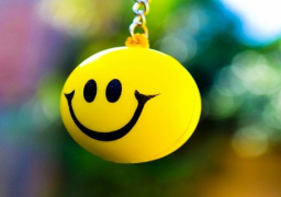 المطربة الكينية ” فينا “تدعوك للشعور بالبهجة في الحياة