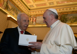 بيريز يتوجه إلى الفاتيكان للمشاركة في صلاة السلام