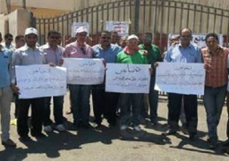 تواصل اعتصام النقابيين والعمال بشركة السويس للنترات
