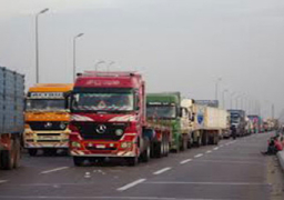 توقف حركة الشاحنات بين مصر وليبيا لإضطرابات بمنفذ مساعد الليبي