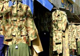 ضبط ترزي بحوزته أسلحة وملابس عسكرية داخل منزله بالأميرية