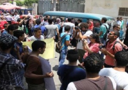 اشتباكات بالحجارة وقنابل الغاز بين طلاب الثانوية وقوات الأمن أمام وزارة التعليم