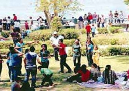 الالاف يحتفلون بالعيد بكورنيش النيل والمناطق الاثرية بالبحيرة