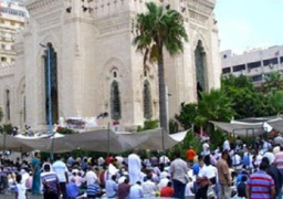 الملايين يؤدون صلاة العيد بالمساجد والساحات