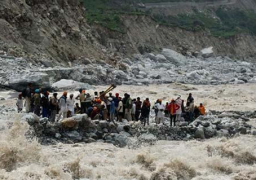 اختفاء قرية غرب الهند بسبب انزلاق في التربة و 150 “عالقاً” تحت الطين