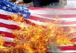 حرق العلم الأمريكي ببطرسبورج احتجاجا على دعم واشنطن للحرب بأوكرانيا