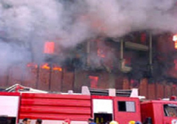 حريق بمصنع لاطارات السيارات بالبحيرة ومحاولات للسيطرة عليه