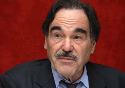 أوليفر ستون: نتنياهو “كلب مجنون” مستمر في تشويه هيبة الولايات المتحدة في العالم