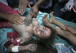 استشهاد 5 من عائلة واحدة بينهم طفلان في غارة إسرائيلية على منزل وسط قطاع غزة