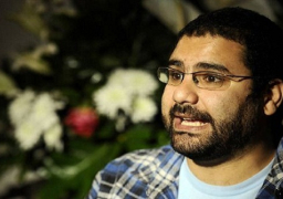 الداخلية تسمح لعلاء عبدالفتاح وشقيقته بحضور مراسم دفن والدهما