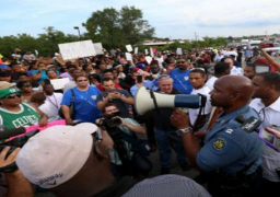 السود والبيض في فرجسن الأمريكية آرائهم مختلفة حول الشرطة والقضاء