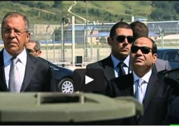 بالفيديو: الرئيس السيسي يتفقد معدات عسكرية روسية