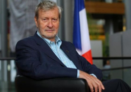 فيلسوف إيطالي يدعو لاكتتاب عالمي لشراء أسلحة للفلسطينيين ويصف إسرائيل بـ النازية