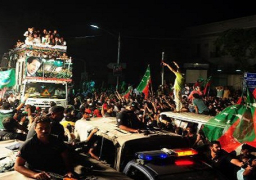 المعارضان عمران خان والقادري بطريقهما لـ “الثورة” في اسلام اباد