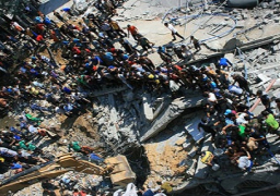 انتشال جثة ابنة الضيف من تحت انقاض المنزل الذي قصفته اسرائيل قبل يومين