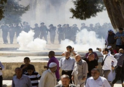 شرطة إسرائيل تقتحم “الأقصى” وتهاجم المصلين بقنابل صوت ورصاص مطاطى