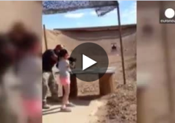 بالفيديو : طفلة تقتل مدربها الرماية عن طريق الخطأ!