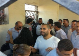 علاء عبد الفتاح يحضر عزاء والده