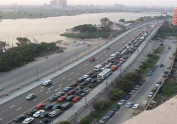 عودة حركة المرور لطبيعتها بكورنيش المعادي بعد قطع الإخوان للطريق