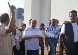 “محلب” يتفقد موقع إنشاء مدينة العلمين الجديدة.. ويفتتح كوبري “فوكة” العلوي