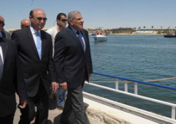 محلب يتفقد أعمال الحفر بموقع مشروع تنمية قناة السويس الجديدة