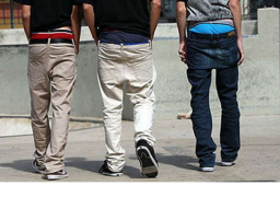 مدينة أمريكية تقر غرامة 500 دولار وسجن لمن يرتدي بنطلونا يكشف ملابسه الداخلية