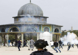 الاحتلال الاسرائيلي يقتحم الأقصى ويصيب عشرات المصلين