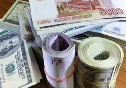 الروبل الروسي يتراجع لأدنى مستوى أمام الدولار