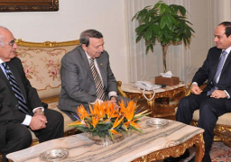 السيسى يستعرض مع العالم مصطفى السيد استخدام النانو تكنولوجى فى مجال الزراعة