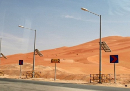 البدء فى تنفيذ مشروع اعمدة الانارة بالطاقة الشمسية بطريق الجونة