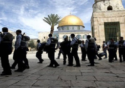 توتر في الأقصى وسط اقتحامات ومواجهات واعتداء على حراس المسجد