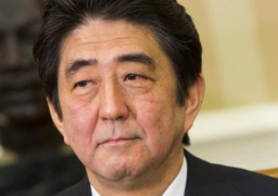 رئيس الوزراء الياباني يجري أول تعديل على حكومته