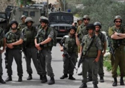 قوات إسرائيلية تعتقل 5 فلسطينيين من الضفة الغربية