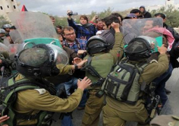 قوات الاحتلال تقمع مسيرة المعصرة الأسبوعية