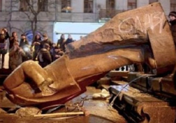 متظاهرون يسقطون تمثالا لفلاديمير لينين في مدينة خاركوف الأوكرانية