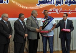 خلال تكريمه للمتفوقين بالثانوية العامة من مرضى مستشفى 57357.. محلب : هؤلاء الطلاب حولوا المحنة إلى منحة