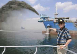 بالصور.. مميش يتفقد أعمال “التكريك” بقناة السويس الجديدة