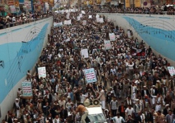 يمنيون يتظاهرون لحث الحوثيين على الانسحاب من صنعاء