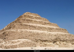 “الآثار”: هرم زوسر المدرج سليم ولا صحة لسقوط اجزاء من بنيانه