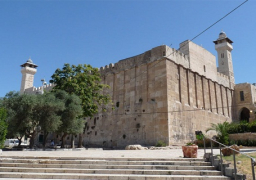 الاحتلال يمنع رفع الأذان في الحرم الإبراهيمي 60 مرة الشهر الماضى