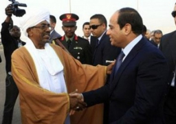 البشير يصل إلى القاهرة والسيسي في استقباله بالمطار